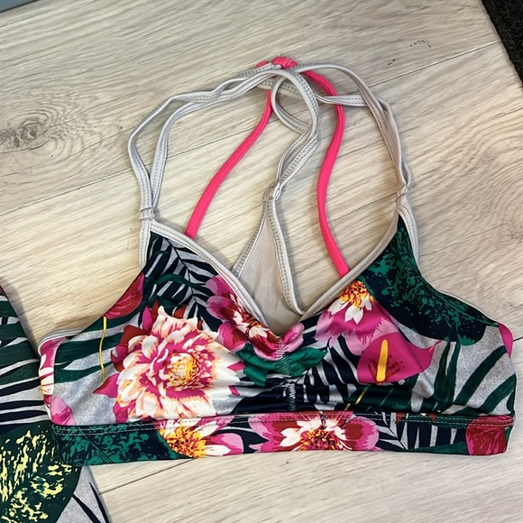 Matching sports bra and halter tank - Picture 3 of 3